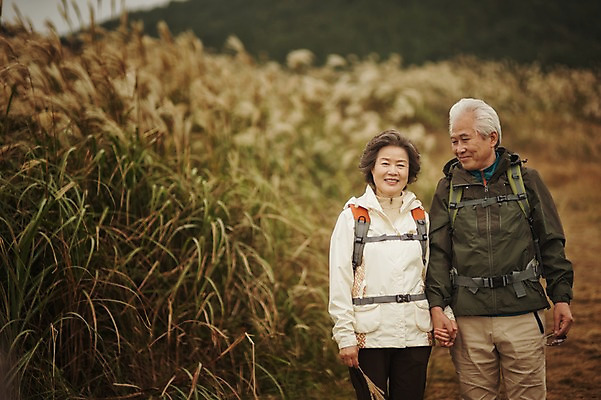 포토 JPG 주간 여자 할아버지 노년 남자 할머니 서기 미소 상반신 야외 두명 앞모습 실버라이프 제주도 손잡기 노부부 다정 트래킹 한국인 60대 억새 억새밭 노인만 따라비오름 국내포토 자연요소 식물 라이프스타일 부부 뷰포인트 컨셉 모션 레저 한국 표정 사람 동양인 성인 오름 성인만 파일형식