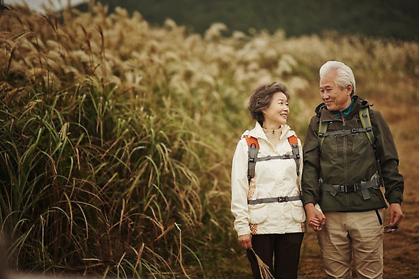 포토 JPG 주간 여자 할아버지 노년 남자 할머니 서기 미소 상반신 야외 두명 앞모습 실버라이프 제주도 손잡기 노부부 다정 트래킹 한국인 60대 억새 억새밭 노인만 따라비오름 국내포토 자연요소 식물 라이프스타일 부부 뷰포인트 컨셉 모션 레저 한국 표정 사람 동양인 성인 오름 성인만 파일형식