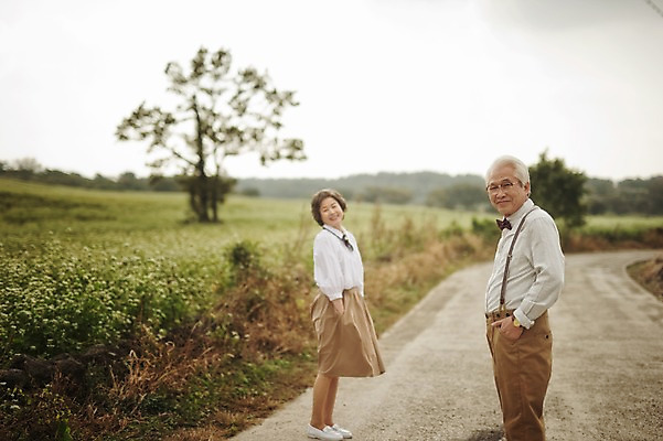 포토 JPG 주간 전신 여자 할아버지 노년 남자 할머니 여행 서기 미소 야외 두명 옆모습 실버라이프 제주도 노부부 다정 한국인 60대 메밀밭 노인만 국내포토 자연요소 라이프스타일 부부 뷰포인트 컨셉 밭 모션 한국 표정 사람 동양인 성인 성인만 파일형식
