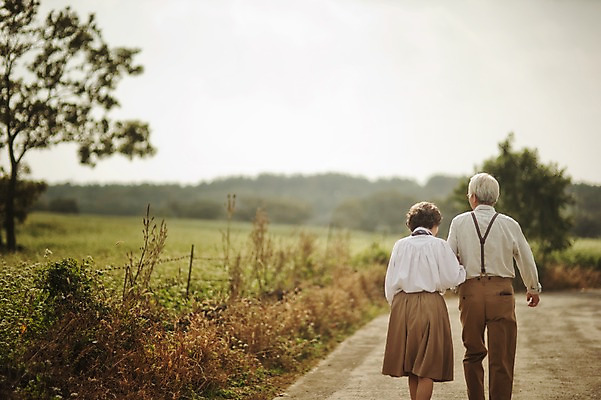 포토 JPG 주간 여자 할아버지 노년 남자 할머니 여행 상반신 야외 두명 뒷모습 실버라이프 제주도 걷기 팔짱 노부부 다정 한국인 60대 메밀밭 노인만 국내포토 자연요소 라이프스타일 부부 뷰포인트 컨셉 밭 모션 한국 사람 동양인 성인 성인만 파일형식