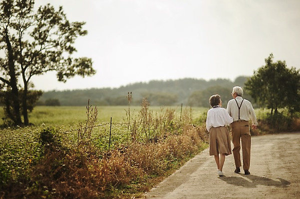 포토 JPG 주간 전신 여자 할아버지 노년 남자 할머니 여행 야외 두명 뒷모습 실버라이프 제주도 걷기 팔짱 노부부 다정 한국인 60대 메밀밭 노인만 국내포토 자연요소 라이프스타일 부부 뷰포인트 컨셉 밭 모션 한국 사람 동양인 성인 성인만 파일형식