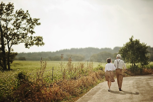 포토 JPG 주간 전신 여자 할아버지 노년 남자 할머니 여행 야외 두명 뒷모습 실버라이프 제주도 걷기 팔짱 노부부 다정 한국인 60대 메밀밭 노인만 국내포토 자연요소 라이프스타일 부부 뷰포인트 컨셉 밭 모션 한국 사람 동양인 성인 성인만 파일형식
