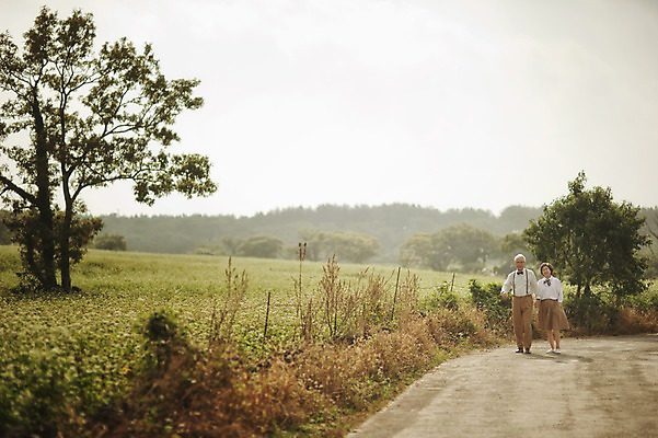 포토 JPG 주간 전신 여자 할아버지 노년 남자 할머니 여행 미소 야외 두명 앞모습 실버라이프 제주도 걷기 손잡기 노부부 다정 한국인 60대 메밀밭 노인만 국내포토 자연요소 라이프스타일 부부 뷰포인트 컨셉 밭 모션 한국 표정 사람 동양인 성인 성인만 파일형식