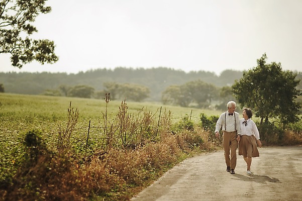 포토 JPG 주간 전신 여자 할아버지 노년 남자 할머니 여행 미소 야외 두명 앞모습 실버라이프 제주도 걷기 손잡기 노부부 다정 한국인 60대 메밀밭 노인만 국내포토 자연요소 라이프스타일 부부 뷰포인트 컨셉 밭 모션 한국 표정 사람 동양인 성인 성인만 파일형식