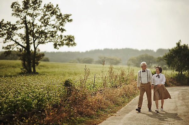 포토 JPG 주간 전신 여자 할아버지 노년 남자 할머니 여행 미소 야외 두명 앞모습 실버라이프 제주도 걷기 손잡기 노부부 다정 한국인 60대 메밀밭 노인만 국내포토 자연요소 라이프스타일 부부 뷰포인트 컨셉 밭 모션 한국 표정 사람 동양인 성인 성인만 파일형식