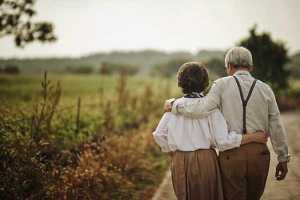 포토 JPG 주간 여자 할아버지 노년 남자 할머니 여행 허리손 상반신 야외 두명 뒷모습 실버라이프 제주도 걷기 노부부 다정 한국인 60대 메밀밭 노인만 국내포토 자연요소 라이프스타일 부부 뷰포인트 포즈 컨셉 밭 모션 한국 사람 동양인 성인 성인만 파일형식