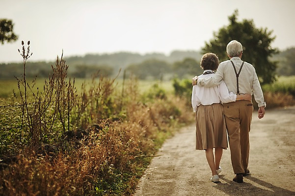 포토 JPG 주간 전신 여자 할아버지 노년 남자 할머니 여행 허리손 야외 두명 뒷모습 실버라이프 제주도 걷기 노부부 다정 한국인 60대 메밀밭 노인만 국내포토 자연요소 라이프스타일 부부 뷰포인트 포즈 컨셉 밭 모션 한국 사람 동양인 성인 성인만 파일형식