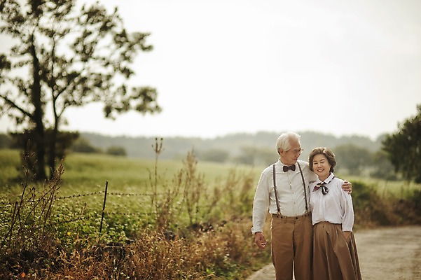 포토 JPG 주간 여자 할아버지 노년 남자 할머니 여행 어깨동무 미소 상반신 야외 두명 앞모습 실버라이프 제주도 걷기 노부부 다정 한국인 60대 메밀밭 노인만 국내포토 자연요소 라이프스타일 부부 뷰포인트 포즈 컨셉 밭 모션 한국 표정 사람 동양인 성인 성인만 파일형식