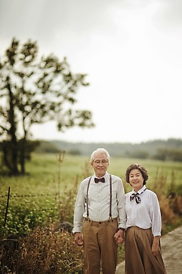 포토 JPG 주간 여자 할아버지 노년 남자 할머니 여행 서기 미소 상반신 야외 두명 앞모습 실버라이프 제주도 손잡기 노부부 다정 한국인 60대 메밀밭 노인만 국내포토 자연요소 라이프스타일 부부 뷰포인트 컨셉 밭 모션 한국 표정 사람 동양인 성인 성인만 파일형식