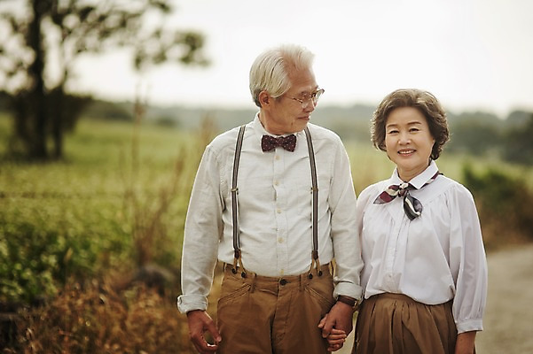 포토 JPG 주간 여자 할아버지 노년 남자 할머니 여행 서기 미소 상반신 야외 두명 앞모습 실버라이프 제주도 손잡기 노부부 다정 한국인 60대 메밀밭 노인만 국내포토 자연요소 라이프스타일 부부 뷰포인트 컨셉 밭 모션 한국 표정 사람 동양인 성인 성인만 파일형식