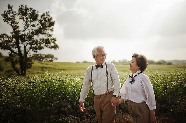 포토 JPG 주간 여자 할아버지 노년 남자 할머니 여행 미소 상반신 야외 두명 앞모습 실버라이프 제주도 걷기 손잡기 노부부 다정 한국인 60대 메밀밭 노인만 국내포토 자연요소 라이프스타일 부부 뷰포인트 컨셉 밭 모션 한국 표정 사람 동양인 성인 성인만 파일형식