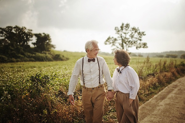 포토 JPG 주간 여자 할아버지 노년 남자 할머니 여행 미소 상반신 야외 두명 앞모습 실버라이프 제주도 걷기 손잡기 노부부 다정 한국인 60대 메밀밭 노인만 국내포토 자연요소 라이프스타일 부부 뷰포인트 컨셉 밭 모션 한국 표정 사람 동양인 성인 성인만 파일형식