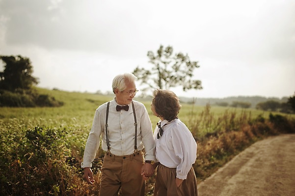 포토 JPG 주간 여자 할아버지 노년 남자 할머니 여행 미소 상반신 야외 두명 앞모습 실버라이프 제주도 걷기 손잡기 노부부 다정 한국인 60대 메밀밭 노인만 국내포토 자연요소 라이프스타일 부부 뷰포인트 컨셉 밭 모션 한국 표정 사람 동양인 성인 성인만 파일형식