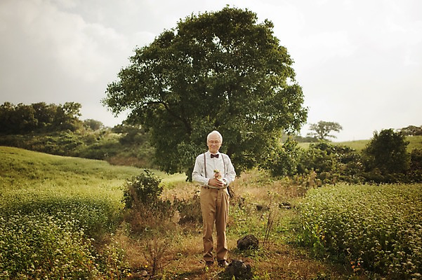 포토 JPG 주간 전신 나무 할아버지 노년 남자 꽃 행복 여행 꽃밭 한명 서기 미소 들기 야외 앞모습 실버라이프 제주도 한국인 60대 메밀꽃 메밀밭 남자만 노인만 노인남자만 국내포토 자연요소 식물 1 라이프스타일 감정 뷰포인트 밭 모션 한국 표정 사람 동양인 성인 성인만 파일형식
