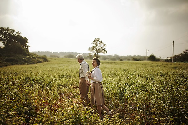 포토 JPG 주간 전신 여자 할아버지 노년 남자 꽃 할머니 여행 꽃밭 서기 들기 야외 두명 뒷모습 실버라이프 제주도 걷기 손잡기 노부부 다정 한국인 60대 메밀꽃 메밀밭 노인만 국내포토 자연요소 식물 라이프스타일 부부 뷰포인트 컨셉 밭 모션 한국 사람 동양인 성인 성인만 파일형식
