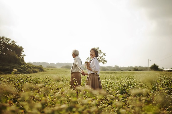 포토 JPG 주간 여자 할아버지 노년 남자 할머니 여행 꽃밭 서기 미소 상반신 야외 두명 뒷모습 실버라이프 제주도 손잡기 노부부 다정 한국인 뒤돌아보기 60대 메밀꽃 메밀밭 노인만 국내포토 자연요소 라이프스타일 부부 꽃 뷰포인트 컨셉 밭 모션 한국 표정 사람 동양인 성인 성인만 파일형식