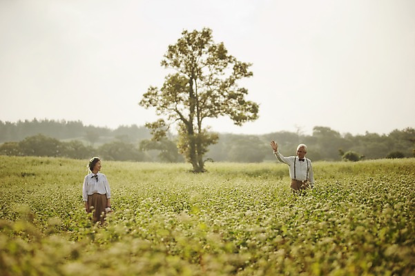 포토 JPG 주간 나무 여자 할아버지 노년 남자 할머니 여행 꽃밭 서기 상반신 야외 두명 앞모습 실버라이프 제주도 노부부 다정 한국인 60대 손인사 메밀꽃 메밀밭 노인만 국내포토 자연요소 식물 라이프스타일 부부 꽃 뷰포인트 컨셉 밭 모션 한국 사람 동양인 성인 인사 성인만 파일형식