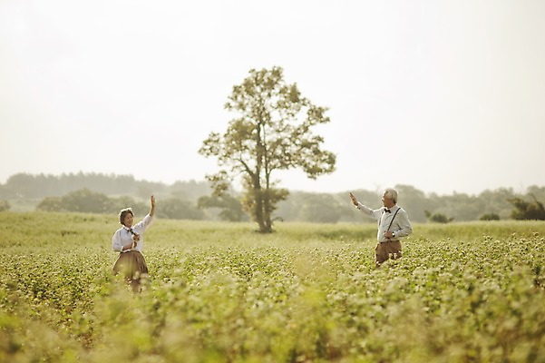포토 JPG 주간 여자 할아버지 노년 남자 할머니 여행 꽃밭 서기 상반신 야외 두명 앞모습 실버라이프 제주도 노부부 다정 한국인 60대 손인사 메밀꽃 메밀밭 노인만 국내포토 자연요소 라이프스타일 부부 꽃 뷰포인트 컨셉 밭 모션 한국 사람 동양인 성인 인사 성인만 파일형식
