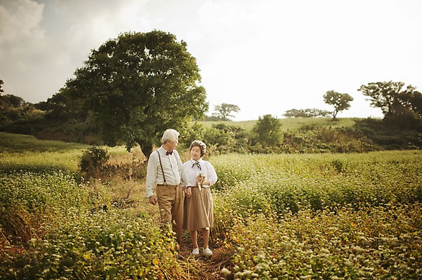 포토 JPG 주간 전신 여자 할아버지 노년 남자 꽃 할머니 여행 꽃밭 서기 들기 야외 두명 앞모습 실버라이프 제주도 손잡기 노부부 다정 한국인 60대 메밀꽃 메밀밭 노인만 국내포토 자연요소 식물 라이프스타일 부부 뷰포인트 컨셉 밭 모션 한국 사람 동양인 성인 성인만 파일형식