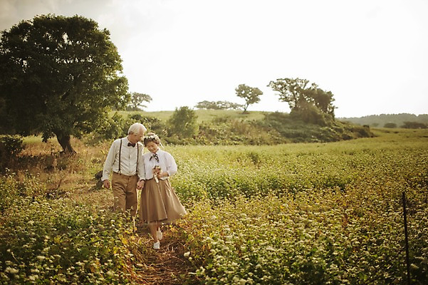 포토 JPG 주간 전신 여자 할아버지 노년 남자 꽃 할머니 여행 꽃밭 서기 들기 야외 두명 앞모습 실버라이프 제주도 노부부 다정 한국인 60대 메밀꽃 메밀밭 노인만 국내포토 자연요소 식물 라이프스타일 부부 뷰포인트 컨셉 밭 모션 한국 사람 동양인 성인 성인만 파일형식