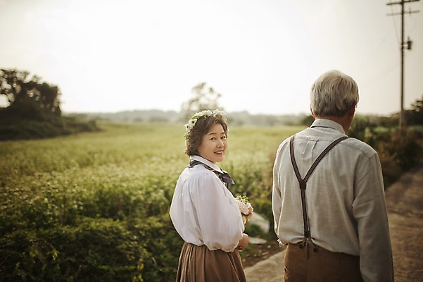 포토 JPG 주간 여자 할아버지 노년 남자 할머니 여행 꽃밭 상반신 야외 두명 뒷모습 실버라이프 제주도 걷기 노부부 다정 한국인 뒤돌아보기 60대 메밀꽃 메밀밭 노인만 국내포토 자연요소 라이프스타일 부부 꽃 뷰포인트 컨셉 밭 모션 한국 사람 동양인 성인 성인만 파일형식