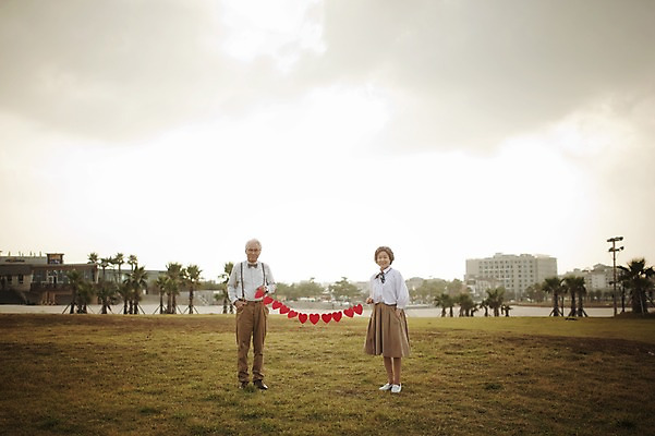 포토 JPG 주간 전신 여자 할아버지 노년 남자 할머니 여행 사랑 서기 미소 들기 야외 두명 앞모습 실버라이프 제주도 노부부 다정 한국인 하트 60대 함덕해수욕장 노인만 국내포토 자연요소 모양 라이프스타일 부부 감정 뷰포인트 컨셉 모션 한국 표정 사람 동양인 성인 해수욕장 함덕 성인만 파일형식