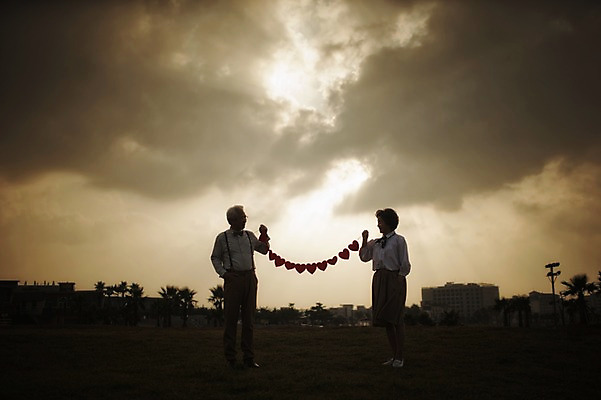 포토 JPG 주간 전신 여자 할아버지 노년 남자 할머니 여행 사랑 서기 들기 야외 두명 앞모습 실버라이프 제주도 노을 노부부 다정 한국인 하트 60대 함덕해수욕장 역광 노인만 국내포토 자연요소 모양 라이프스타일 부부 감정 뷰포인트 컨셉 모션 한국 사람 동양인 성인 해수욕장 함덕 성인만 파일형식