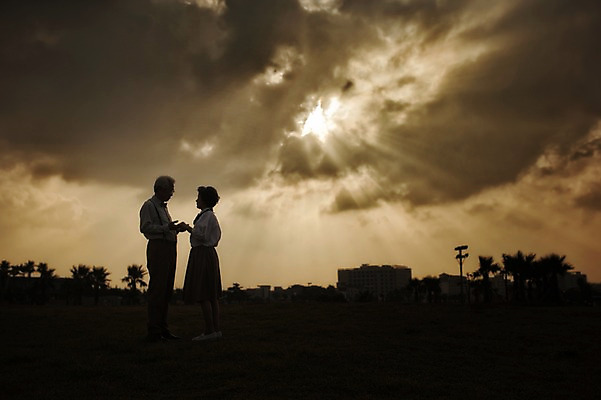 포토 JPG 주간 전신 여자 할아버지 노년 남자 할머니 여행 서기 야외 두명 옆모습 실버라이프 제주도 노을 손잡기 노부부 다정 로맨틱 한국인 60대 함덕해수욕장 역광 노인만 국내포토 자연요소 라이프스타일 부부 뷰포인트 컨셉 모션 한국 사람 동양인 성인 해수욕장 함덕 성인만 파일형식