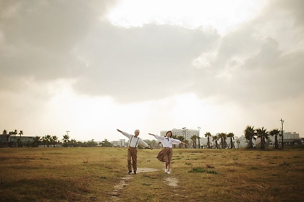 포토 JPG 주간 여자 할아버지 노년 남자 할머니 여행 팔벌리기 서기 야외 두명 앞모습 실버라이프 제주도 노부부 다정 한국인 60대 함덕해수욕장 노인만 국내포토 자연요소 라이프스타일 부부 뷰포인트 컨셉 모션 한국 사람 동양인 성인 해수욕장 함덕 성인만 파일형식