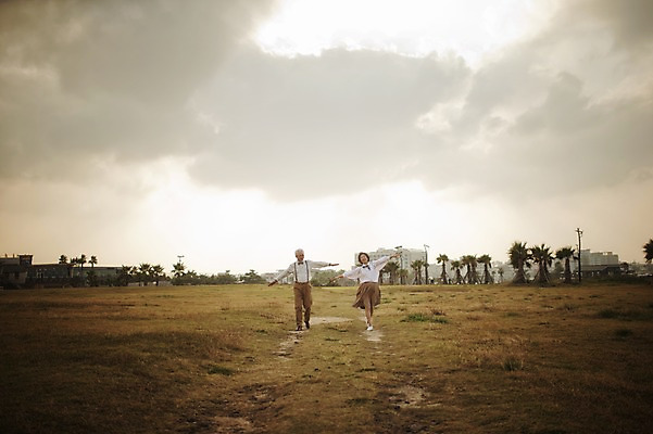 포토 JPG 주간 전신 여자 할아버지 노년 남자 할머니 여행 팔벌리기 서기 야외 두명 앞모습 실버라이프 제주도 노부부 다정 한국인 60대 함덕해수욕장 노인만 국내포토 자연요소 라이프스타일 부부 뷰포인트 컨셉 모션 한국 사람 동양인 성인 해수욕장 함덕 성인만 파일형식