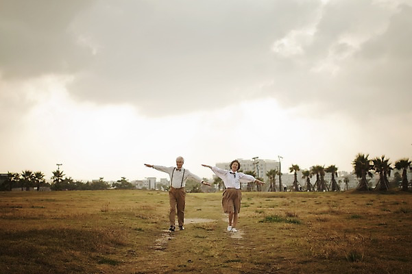 포토 JPG 주간 전신 여자 할아버지 노년 남자 할머니 여행 팔벌리기 서기 야외 두명 앞모습 실버라이프 제주도 노부부 다정 한국인 60대 함덕해수욕장 노인만 국내포토 자연요소 라이프스타일 부부 뷰포인트 컨셉 모션 한국 사람 동양인 성인 해수욕장 함덕 성인만 파일형식