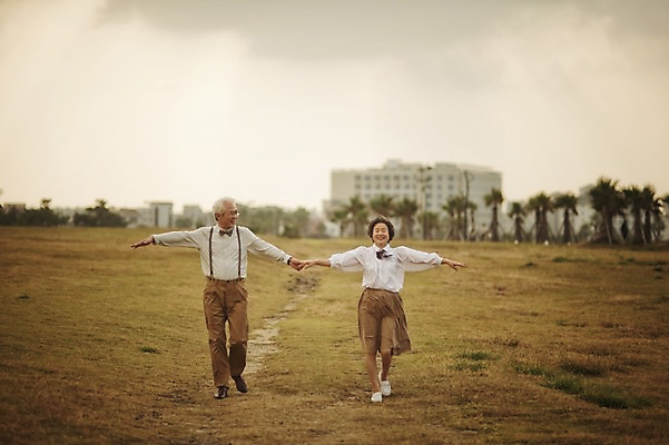 포토 JPG 주간 전신 여자 할아버지 노년 남자 할머니 여행 팔벌리기 야외 두명 앞모습 실버라이프 제주도 걷기 손잡기 노부부 다정 한국인 60대 함덕해수욕장 노인만 국내포토 자연요소 라이프스타일 부부 뷰포인트 컨셉 모션 한국 사람 동양인 성인 해수욕장 함덕 성인만 파일형식