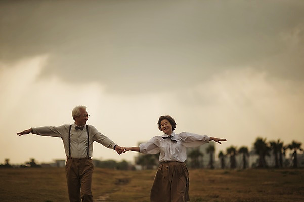 포토 JPG 주간 여자 할아버지 노년 남자 할머니 여행 팔벌리기 미소 상반신 야외 두명 앞모습 실버라이프 제주도 걷기 손잡기 노부부 다정 한국인 60대 함덕해수욕장 노인만 국내포토 자연요소 라이프스타일 부부 뷰포인트 컨셉 모션 한국 표정 사람 동양인 성인 해수욕장 함덕 성인만 파일형식