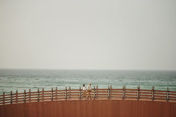 포토 JPG 주간 전신 여자 할아버지 노년 남자 할머니 여행 해변 야외 두명 옆모습 실버라이프 제주도 걷기 손잡기 노부부 다정 한국인 다리 60대 함덕해수욕장 가교 노인만 국내포토 자연요소 라이프스타일 건축물 부부 바다 뷰포인트 컨셉 모션 한국 사람 동양인 성인 신체부위 해수욕장 함덕 성인만 파일형식