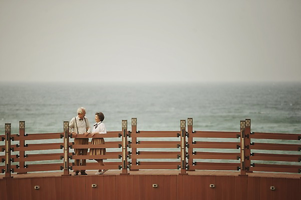 포토 JPG 주간 전신 여자 할아버지 노년 남자 할머니 여행 서기 해변 야외 두명 앞모습 실버라이프 제주도 노부부 다정 한국인 다리 60대 함덕해수욕장 가교 노인만 국내포토 자연요소 라이프스타일 건축물 부부 바다 뷰포인트 컨셉 모션 한국 사람 동양인 성인 신체부위 해수욕장 함덕 성인만 파일형식