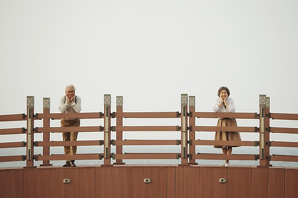 포토 JPG 주간 전신 여자 할아버지 노년 남자 할머니 여행 서기 해변 야외 두명 앞모습 실버라이프 제주도 노부부 턱괴기 다정 한국인 다리 60대 함덕해수욕장 가교 노인만 국내포토 자연요소 라이프스타일 건축물 부부 바다 뷰포인트 컨셉 모션 한국 사람 동양인 성인 신체부위 해수욕장 함덕 성인만 파일형식