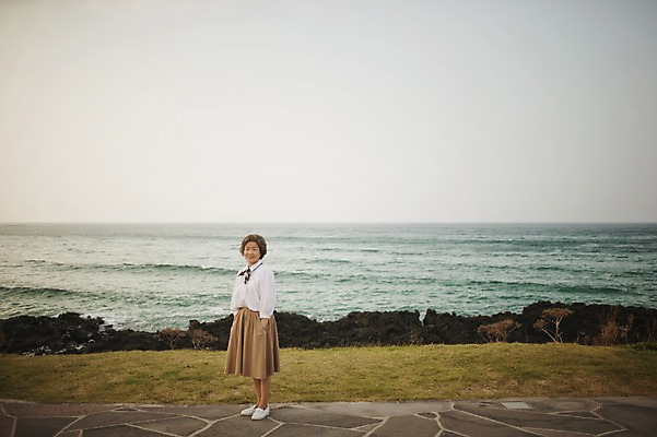 포토 JPG 주간 전신 여자 노년 행복 할머니 여행 한명 서기 미소 해변 야외 옆모습 실버라이프 제주도 한국인 60대 함덕해수욕장 여자만 노인만 노인여자만 국내포토 자연요소 1 라이프스타일 감정 바다 뷰포인트 모션 한국 표정 사람 동양인 성인 해수욕장 함덕 성인만 파일형식