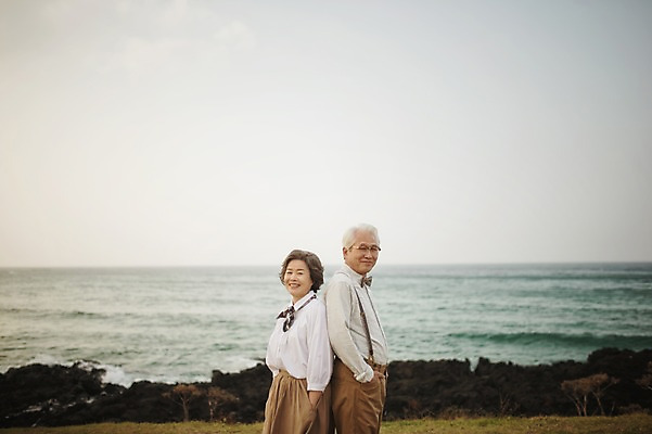 포토 JPG 주간 여자 할아버지 노년 남자 할머니 바다 여행 서기 미소 상반신 해변 야외 두명 옆모습 실버라이프 제주도 노부부 다정 한국인 등맞대기 60대 함덕해수욕장 노인만 국내포토 자연요소 라이프스타일 부부 뷰포인트 컨셉 모션 한국 표정 사람 동양인 성인 해수욕장 함덕 성인만 파일형식