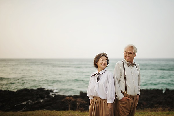 포토 JPG 주간 여자 할아버지 노년 남자 할머니 바다 여행 서기 미소 상반신 해변 야외 두명 옆모습 실버라이프 제주도 노부부 다정 한국인 등맞대기 60대 함덕해수욕장 노인만 국내포토 자연요소 라이프스타일 부부 뷰포인트 컨셉 모션 한국 표정 사람 동양인 성인 해수욕장 함덕 성인만 파일형식