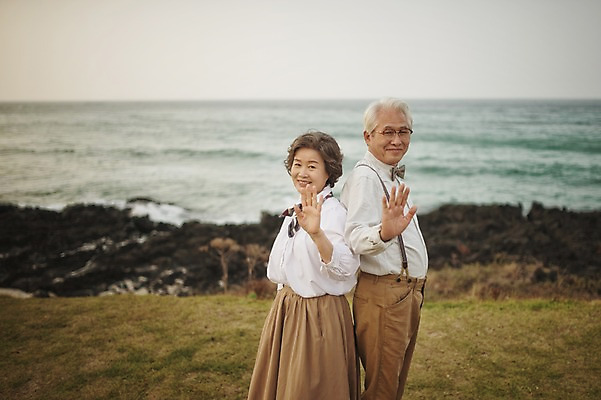포토 JPG 주간 여자 할아버지 노년 남자 할머니 바다 여행 서기 미소 상반신 해변 야외 두명 옆모습 실버라이프 제주도 노부부 다정 한국인 등맞대기 60대 함덕해수욕장 손인사 노인만 국내포토 자연요소 라이프스타일 부부 뷰포인트 컨셉 모션 한국 표정 사람 동양인 성인 인사 해수욕장 함덕 성인만 파일형식
