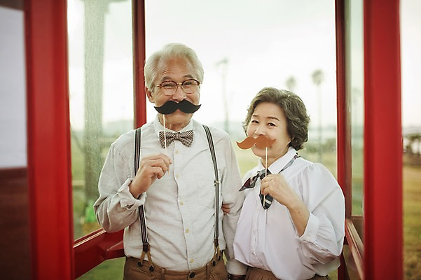 포토 JPG 주간 여자 할아버지 노년 남자 할머니 여행 서기 미소 들기 상반신 야외 두명 앞모습 실버라이프 제주도 노부부 다정 한국인 60대 콧수염 함덕해수욕장 노인만 국내포토 자연요소 라이프스타일 부부 뷰포인트 컨셉 모션 수염 한국 표정 사람 동양인 성인 해수욕장 함덕 성인만 파일형식