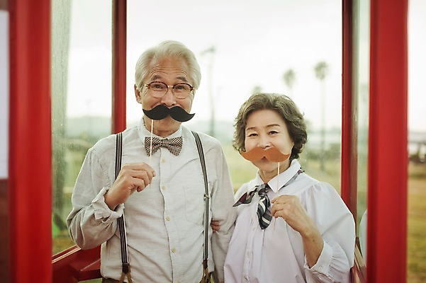 포토 JPG 주간 여자 할아버지 노년 남자 할머니 여행 서기 미소 들기 상반신 야외 두명 앞모습 실버라이프 제주도 노부부 다정 한국인 60대 콧수염 함덕해수욕장 노인만 국내포토 자연요소 라이프스타일 부부 뷰포인트 컨셉 모션 수염 한국 표정 사람 동양인 성인 해수욕장 함덕 성인만 파일형식