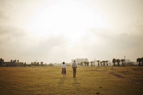 포토 JPG 주간 전신 여자 할아버지 노년 남자 할머니 여행 서기 야외 두명 뒷모습 실버라이프 햇빛 제주도 노부부 다정 한국인 60대 함덕해수욕장 노인만 국내포토 자연요소 라이프스타일 부부 뷰포인트 컨셉 모션 한국 사람 동양인 성인 태양 해수욕장 함덕 성인만 파일형식