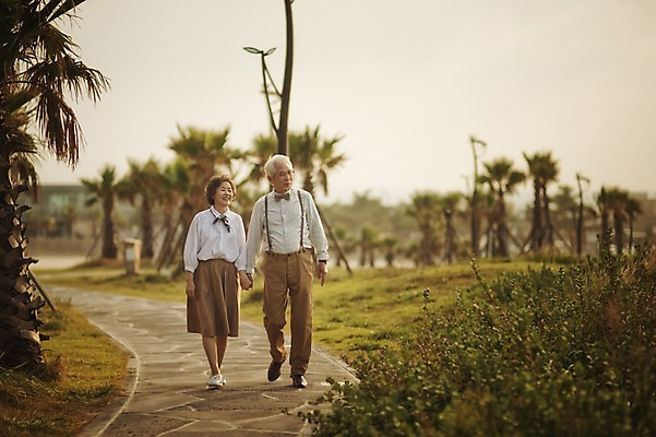 포토 JPG 주간 전신 여자 할아버지 노년 남자 할머니 여행 야외 두명 앞모습 실버라이프 제주도 걷기 손잡기 노부부 다정 한국인 60대 함덕해수욕장 노인만 국내포토 자연요소 라이프스타일 부부 뷰포인트 컨셉 모션 한국 사람 동양인 성인 해수욕장 함덕 성인만 파일형식