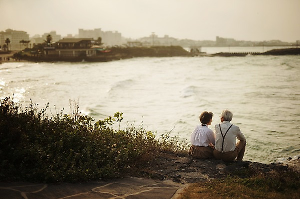 포토 JPG 주간 여자 할아버지 노년 남자 할머니 바다 여행 앉기 상반신 야외 두명 뒷모습 실버라이프 제주도 노부부 다정 한국인 60대 함덕해수욕장 노인만 국내포토 자연요소 라이프스타일 부부 뷰포인트 컨셉 모션 한국 사람 동양인 성인 해수욕장 함덕 성인만 파일형식