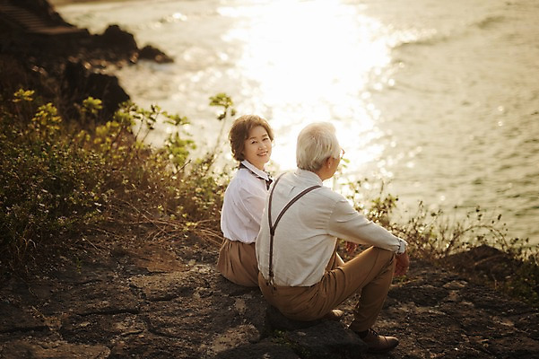 포토 JPG 주간 전신 여자 할아버지 노년 남자 할머니 여행 미소 앉기 해변 야외 두명 옆모습 실버라이프 제주도 노부부 다정 한국인 60대 함덕해수욕장 노인만 국내포토 자연요소 라이프스타일 부부 바다 뷰포인트 컨셉 모션 한국 표정 사람 동양인 성인 해수욕장 함덕 성인만 파일형식