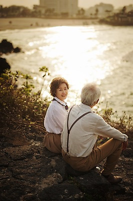 포토 JPG 주간 전신 여자 할아버지 노년 남자 할머니 여행 미소 앉기 해변 야외 두명 옆모습 실버라이프 제주도 노부부 다정 한국인 60대 함덕해수욕장 노인만 국내포토 자연요소 라이프스타일 부부 바다 뷰포인트 컨셉 모션 한국 표정 사람 동양인 성인 해수욕장 함덕 성인만 파일형식