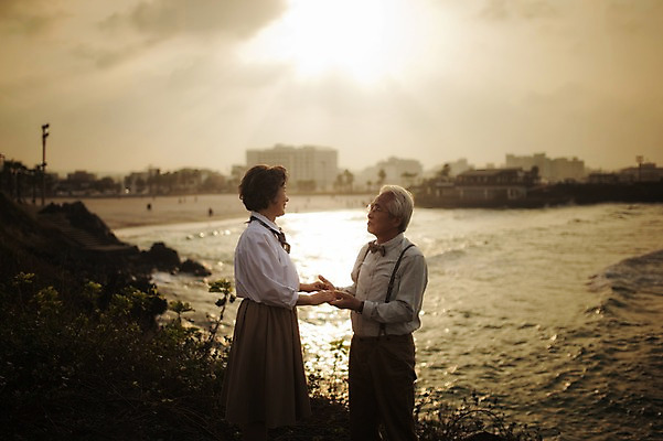 포토 JPG 주간 여자 할아버지 노년 남자 할머니 바다 여행 서기 상반신 해변 야외 두명 옆모습 실버라이프 햇빛 제주도 마주보기 노을 손잡기 노부부 다정 한국인 60대 함덕해수욕장 노인만 국내포토 자연요소 라이프스타일 부부 뷰포인트 컨셉 모션 한국 사람 동양인 성인 태양 해수욕장 함덕 성인만 파일형식
