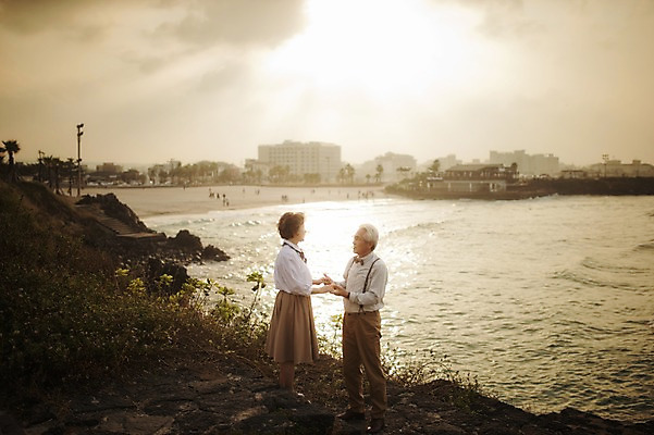 포토 JPG 주간 전신 여자 할아버지 노년 남자 할머니 여행 서기 해변 야외 두명 옆모습 실버라이프 햇빛 제주도 마주보기 노을 손잡기 노부부 다정 한국인 60대 함덕해수욕장 노인만 국내포토 자연요소 라이프스타일 부부 바다 뷰포인트 컨셉 모션 한국 사람 동양인 성인 태양 해수욕장 함덕 성인만 파일형식