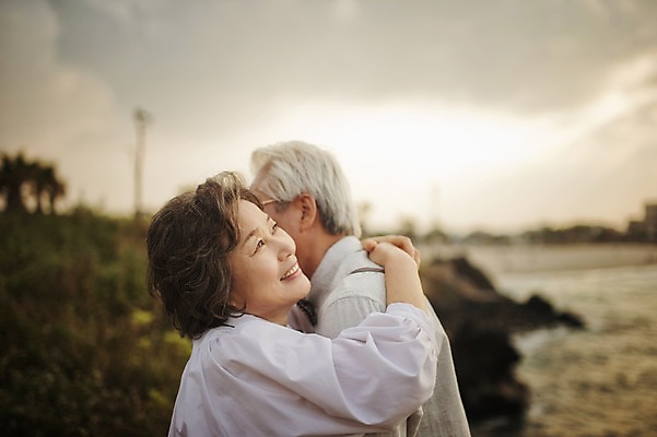 포토 JPG 주간 여자 할아버지 노년 남자 할머니 바다 여행 포옹 서기 상반신 해변 야외 두명 옆모습 실버라이프 제주도 노부부 다정 한국인 60대 함덕해수욕장 노인만 국내포토 자연요소 라이프스타일 부부 뷰포인트 컨셉 안기 모션 한국 사람 동양인 성인 해수욕장 함덕 성인만 파일형식
